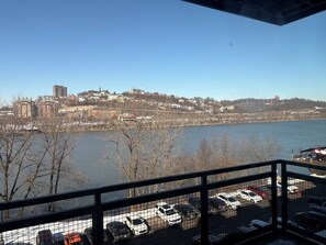 Property grounds - Minimal in every single way except for the view (Newport)