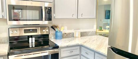 Kühlschrank, Mikrowelle, Ofen, Herdplatte