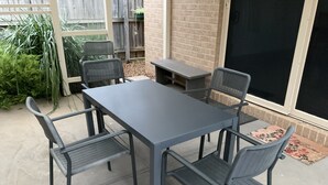 Outdoor dining - Searenity only 750 m to the beach, pet friendly (St Leonards)
