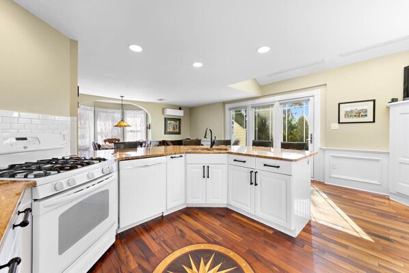 Fridge, microwave, stovetop, dishwasher