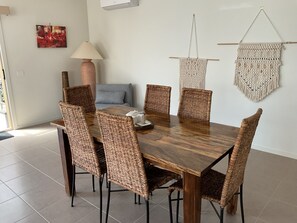 Dining - Seacluded, 750 m walk to the beach, pet friendly (St Leonards)