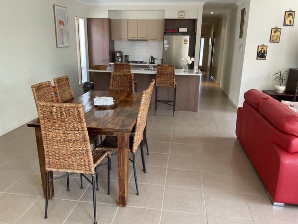 Interior - Seacluded, 750 m walk to the beach, pet friendly (St Leonards)