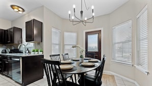 Dining - Luxurious Home with Great Pool Area (Willis)