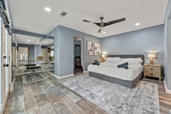 7 habitaciones, tabla de planchar con plancha, cuna de viaje y wifi