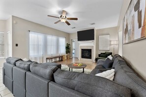 TV, video games, offices - Luxurious Home with Great Pool Area (Willis)