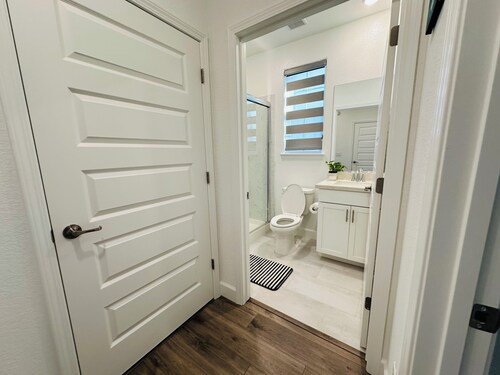 Studio in Folsom near Intel with breakfast and free parking.