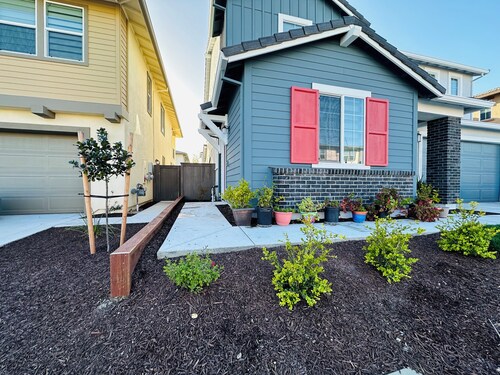 Studio in Folsom near Intel with breakfast and free parking.