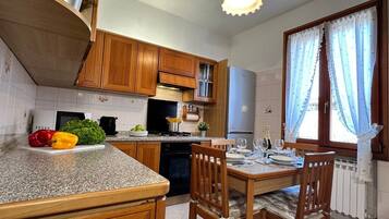 KĂŒhlschrank, Mikrowelle, Herdplatte, Wasserkocher mit Kaffee-/Teezubehör