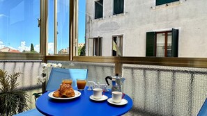 Outdoor dining - Comfortable apartment, 10 min from the arrival points in Ve and the historical center (Venezia)