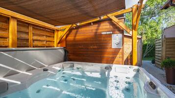 Tina de hidromasaje al aire libre