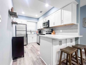 Frigorífico, microondas, horno y placa de cocina