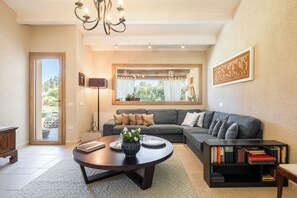 Smart TV, chimenea, libros y estéreo