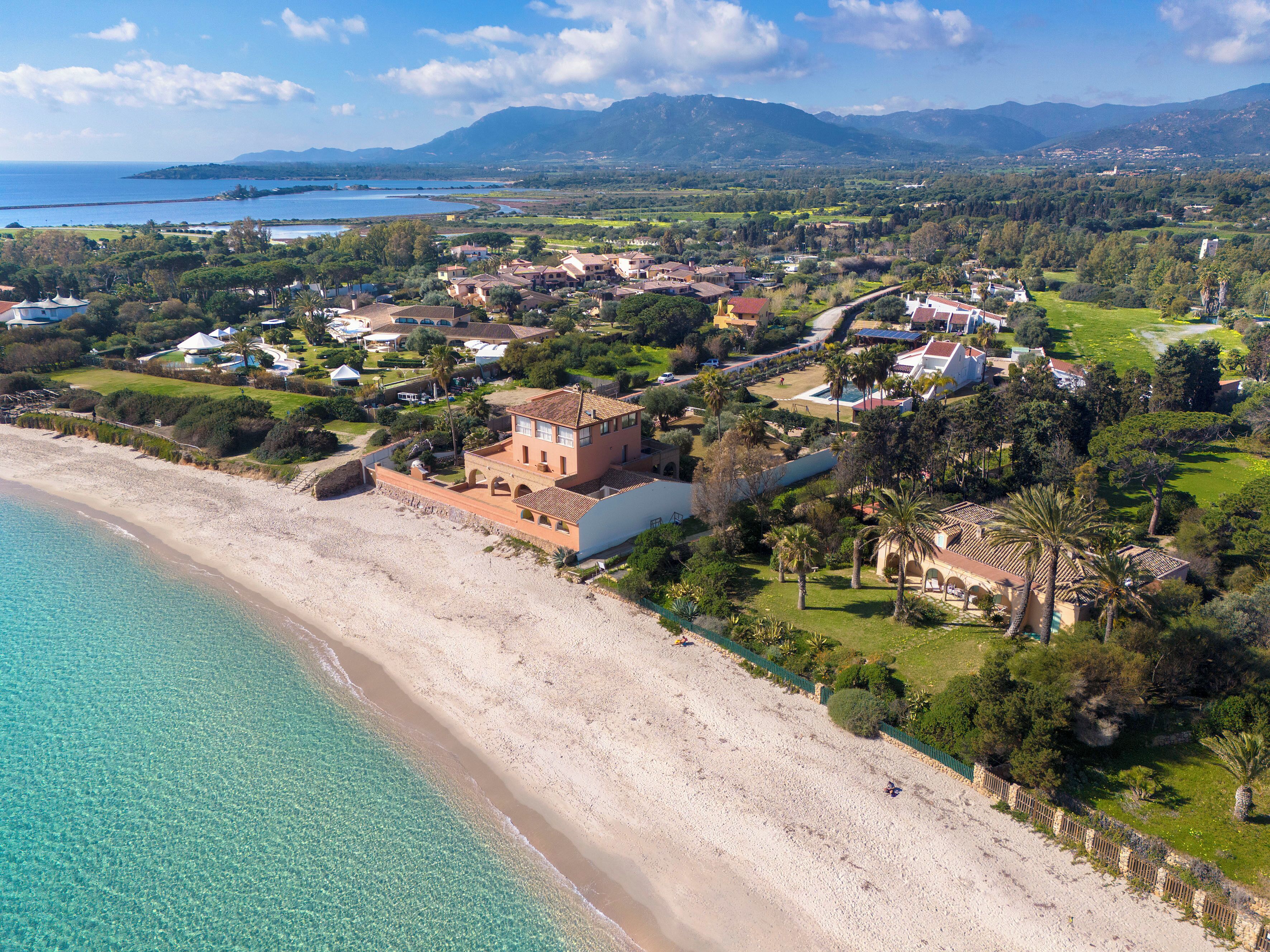 Una playa cerca, sillas reclinables de playa, toallas de playa