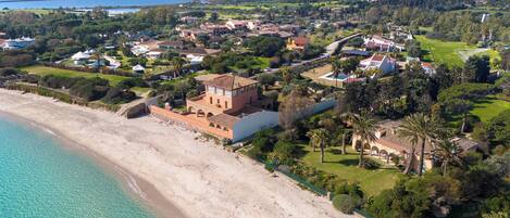 Plage à proximité, chaises longues, serviettes de plage