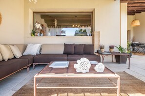 Smart-TV, Kamin, Bücher, Stereoanlage