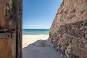 Playa en los alrededores, camastros y toallas de playa