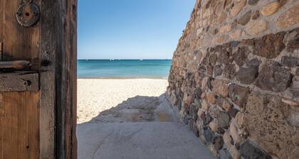 Villa Olga in exclusive setting with private access to Nora beach