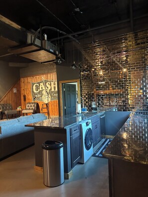 Kylskåp, mikrovågsugn, ugn och spishäll