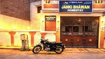 Fassade der Unterkunft – Abend/Nacht