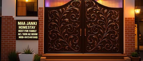 Fachada da propriedade à noite