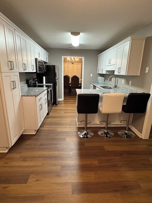 Microwave, oven, stovetop, dishwasher - Charming 4-bedroom/2 bath house with AC and WiFi in lovely Hephzibah (Hephzibah)