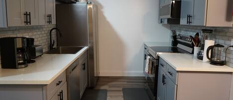 雪櫃、微波爐、焗爐、爐具