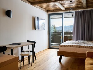 1 bedroom, desk, internet