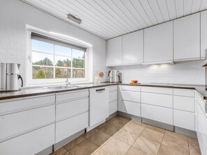 Kylskåp, mikrovågsugn, diskmaskin och grytor/köksredskap