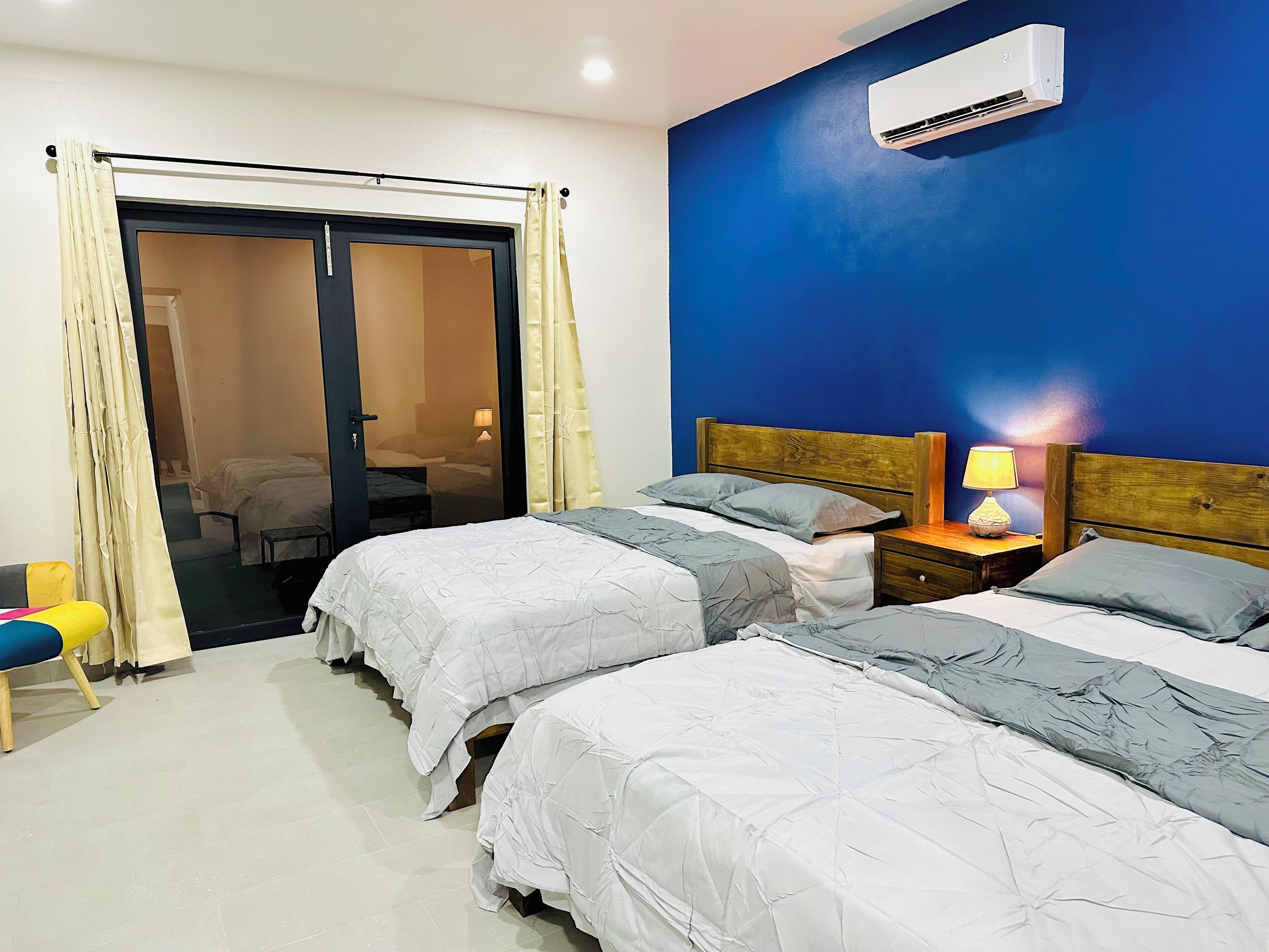 Deluxe-sviitti, näköala puutarhaan | Ylelliset vuodevaatteet, untuvapeitot, memory foam -patjalliset sängyt