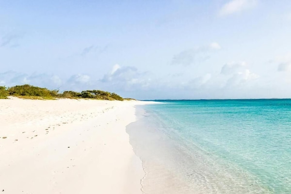 Beach nearby, white sand, 10 beach bars