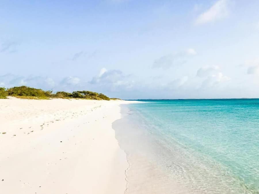 Platja a a prop, platja de sorra blanca i 10 bars a la platja