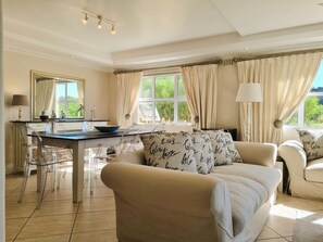 Smart TV - 'Goldwater on Beach', Stunning 3 bedroom apartment opposite the Beach (Cape Town)