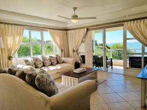 Smart TV - 'Goldwater on Beach', Stunning 3 bedroom apartment opposite the Beach (Cape Town)