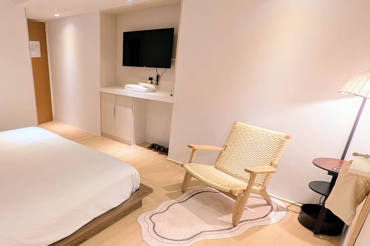 Extra Large Double Room with shower, without Bathroom | 1 bedroom, premium bedding, free WiFi, bed sheets