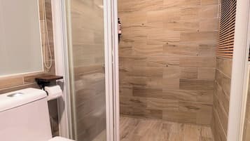 Comfort Quadruple Room | Bathroom | Free toiletries, hair dryer, towels, shampoo