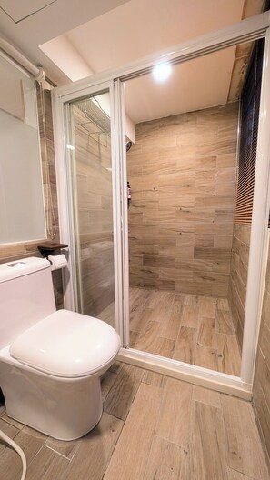 Chambre quadruple Confort | Salle de bain | Articles de toilette (gratuits), séchoir à cheveux, serviettes fournies