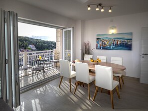 Apartment | Dining