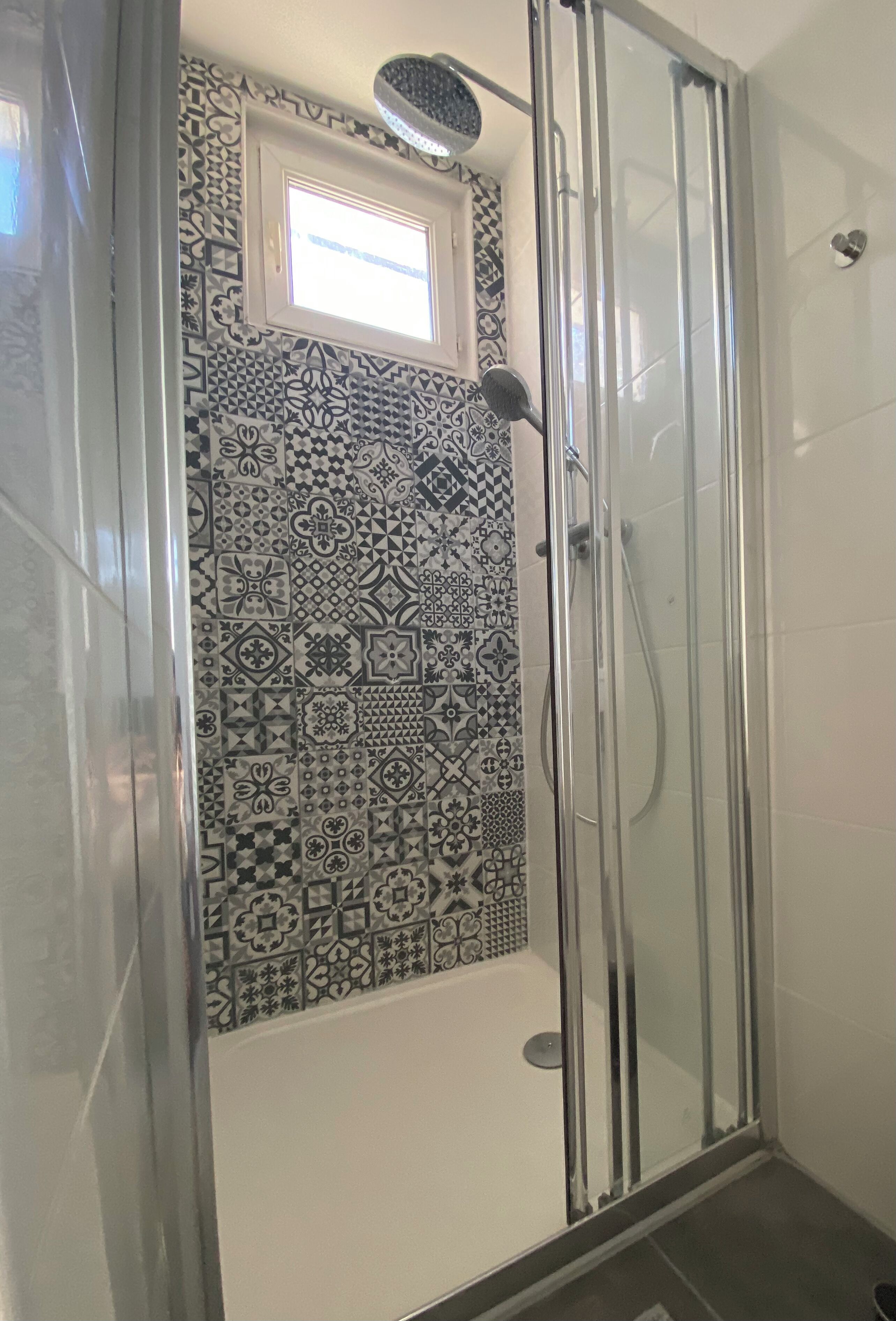 Sèche-cheveux, serviettes fournies, savon, papier toilette