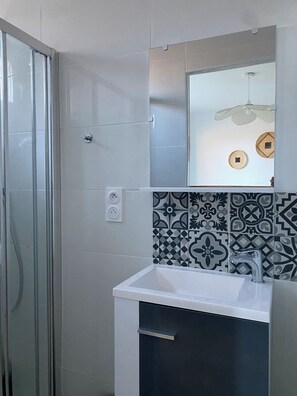 Sèche-cheveux, serviettes fournies, savon, papier toilette
