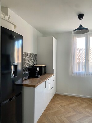 Kjøleskap, mikrobølgeovn, ovn og kokeplater