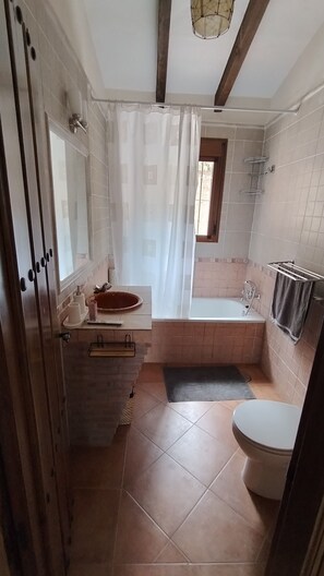 Een douche, een haardroger, handdoeken