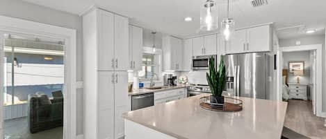 Frigorífico, microondas, horno y placa de cocina