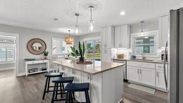 冷蔵庫、電子レンジ、オーブン、コンロ