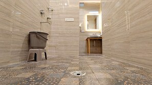 슈피리어룸 | 욕실 | 샤워 시설, 무료 세면용품, 타월, 비누
