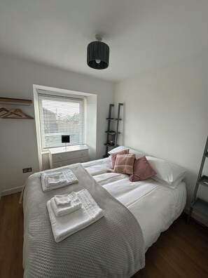 2 bedrooms, iron/ironing board, free WiFi, bed sheets