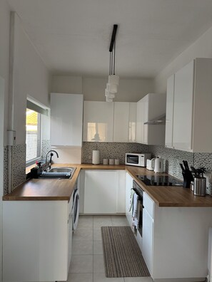 Geladeira, micro-ondas, fogão, chaleira elétrica