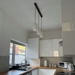 Kühlschrank, Mikrowelle, Ofen, Wasserkocher