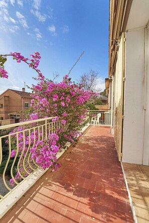 Terrace/patio - Cosy family haven with terrace & light (Toulon)