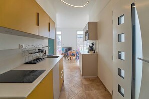 Fridge, microwave, dishwasher, coffee/tea maker - Cosy family haven with terrace & light (Toulon)