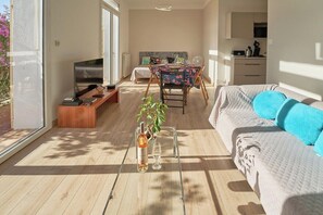 TV - Cosy family haven with terrace & light (Toulon)